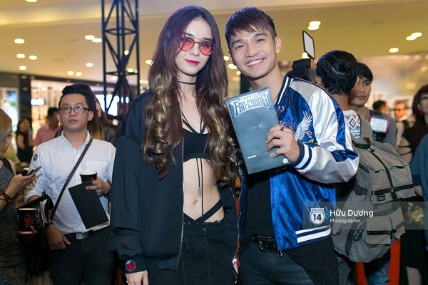 Fan Cuồng Thái Hòa 2 tay ôm 2 nàng Trinh xinh đẹp và bốc lửa - Ảnh 14. Fan Cuồng Thái Hòa 2 tay ôm 2 nàng Trinh xinh đẹp và bốc lửa - Ảnh 14.