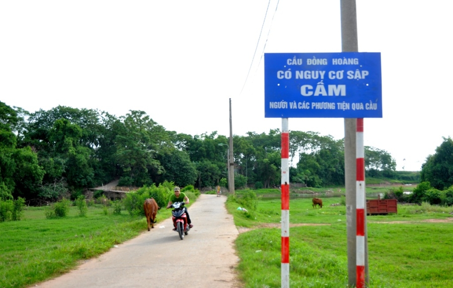  Chính quyền đã lắp đặt biển báo cấm qua cầu, trong khi vẫn để cầu tồn tại và lối đi bình thường. Còn đối với người dân nơi đây, dù biết nguy hiểm song họ cho rằng không còn lựa chọn nào khác. Việc phải đi đường vòng khá xa ảnh hưởng không nhỏ đến cuộc sống sinh hoạt, làm ăn. Người dân địa phương cũng cho biết, đã nhiều lần đề nghị các cơ quan chức năng cải tạo, nâng cấp cây cầu nhằm bảo đảm an toàn nhưng đến nay vẫn chưa được hồi âm. 