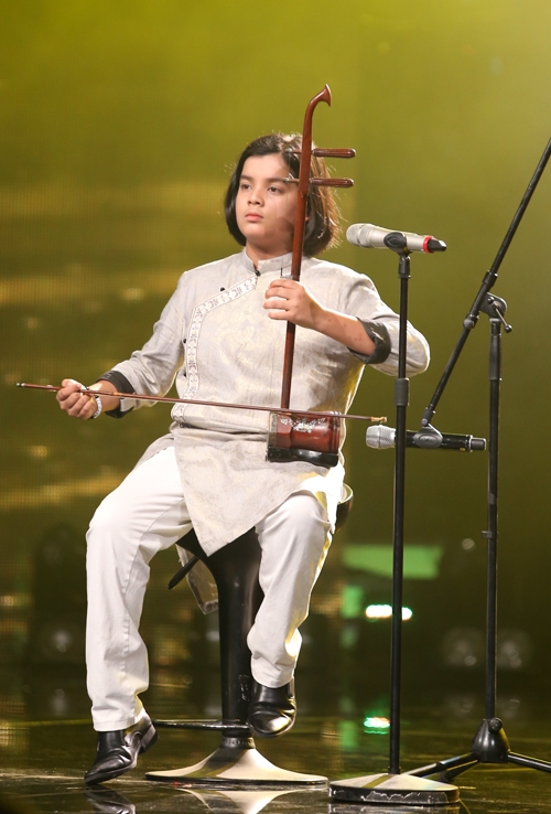 Jayden chọn thể hiện lại bài hát Quê hương để bày tỏ tình yêu dành cho quê mẹ. Khác với lần biểu diễn trước đó với cây sáo, cậu bé chơi đàn nhị khiến cả trường quay phấn khích. Isaac cho biết, anh đã phải nhắm mắt khi nghe học trò hát bởi giọng ca của Jayden làm cho mọi người dễ chịu. Thành viên 365 cảm thấy rất tuyệt vời khi Jayden đã đưa nhạc cụ dân tộc vào tiết mục. Văn Mai Hương chưa bao giờ nghĩ Jayden như một thí sinh mà cậu bé là một nghệ sĩ thực thụ. Với riêng Tóc Tiên, cô có cảm giác như mình đang thưởng thức đêm nhạc với 4 ca sĩ xuất sắc.