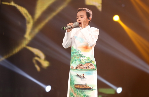 Vì khán giả yêu thích ca khúc Còn thương rau đắng mọc sau hè nên trong chung kết, Hồ Văn Cường đã quyết định hát lại nhạc phẩm quê hương đầy cảm xúc này. Tóc Tiên thừa nhận rằng, cậu bé nghèo đã thay đổi rất nhiều, không chỉ ở phong thái bên ngoài mà cả cách lấy cảm xúc để trình diễn. Nếu ngày trước, Hồ Văn Cường hát với bản năng thì bây giờ, cậu bé đã biết trau chuốt từng câu ca. Văn Mai Hương thì nhớ lại lần đầu nghe cậu bé Tiền Giang thể hiện nhạc phẩm và cô đã rơi rất nhiều nước mắt. Theo Văn Mai Hương, ngoài giọng ca bẩm sinh, Hồ Văn Cường có một trái tim giàu cảm xúc và cái đầu nóng dù chưa trải qua một trường lớp đào tạo nào. Cô cảm thấy tự hào vì Hồ Văn Cường đã tạo nên sức hấp dẫn Idol Kids năm nay. Riêng Isaac cũng nhìn thấy sự tiến bộ của Hồ Văn Cường khi tất cả những lỗi về cột hơi, cậu bé đã khắc phục được. Anh hy vọng, học trò nhí sẽ tiếp tục gắn bó với dòng dân ca.