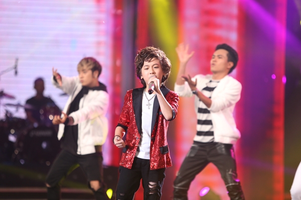 Gia Khiêm hát lại Bang Bang Bang của nhóm Bigbang với giai điệu và vũ đạo sôi động. Isaac nói rằng, khi mới nhìn Gia Khiêm, anh nghĩ đây là một cậu ấm được nuông chiều nhưng khi trực tiếp huấn luyện, cậu bé soái ca lại tỏ ra là người ham học hỏi. Chỉ cần con tự tin và hát những bài mình thích thì con sẽ làm tốt, Isaac nói. Tóc Tiên cũng khen Gia Khiêm đã toả sáng, chứ không mất tập trung như 2 liveshow trước đó. Cô tin chắc, cậu bé sẽ là ngôi sao giải trí mà Isaac phải dè chừng.