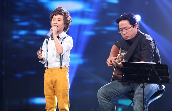Gia Khiêm sâu lắng, thể hiện giọng hát mộc mạc với À ơi của tác giả Lê Minh. Nói về tiết mục của soái ca, Văn Mai Hương cảm thấy vui vì cậu bé đã lấy lại được cảm xúc và phong độ. Tóc Tiên cũng nhận ra, Gia Khiêm trau chuốt trong từng lời từng câu hát với cây đàn guitar. Đây là một ca khúc có quãng rộng nhưng cậu bé đã cố gắng hát tròn trịa. Isaac nhắn nhủ, Gia Khiêm hãy chọn những bài mình thích thì cậu bé sẽ tự tin và làm tốt.