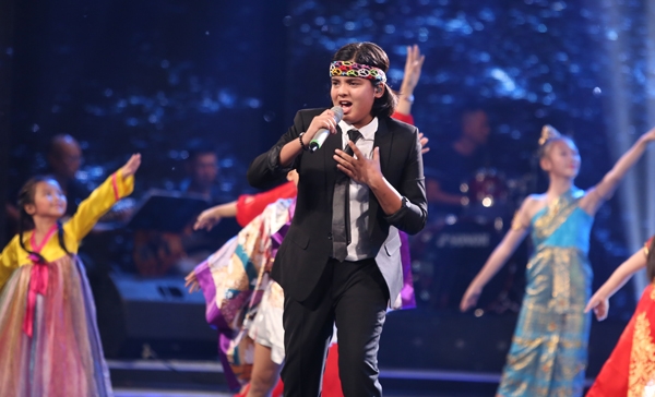 Jayden trở lại với sở trường hát tiếng Anh khi chọn We are the world. Cậu bé hát bay bổng và lôi kéo ban giám khảo, khán giả vẫy tay theo mình. Cả 3 giám khảo đều không biết dùng từ để chê Jayden trong tiết mục này. Con hơi run, rụt rè, giá như con tiến lên giao lưu với mọi người thì bài hát sẽ hoàn hảo hơn, Tóc Tiên nói. Văn Mai Hương thì nổi da gà vì xúc động trước bài hát đầy cảm xúc. Cô ví Jayden là viên ngọc quý mà bất cứ nhà sản xuất nào cũng muốn. Con hãy bảo mẹ suy nghĩ lại, đừng về New Zealand nữa, hãy làm ca sĩ Việt Nam, cô phấn khích.