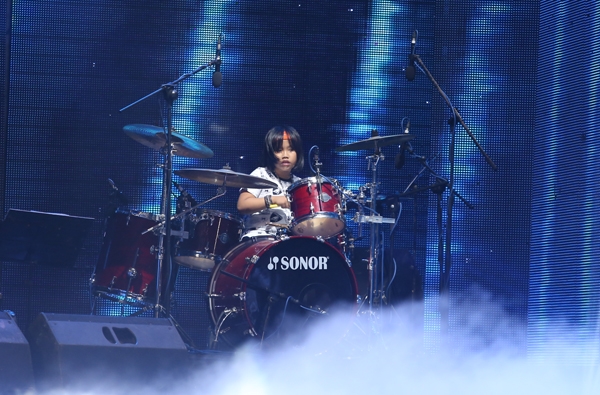 Thần đồng đánh trống Trọng Nhân làm khách mời trong tiết mục Cô bé Lọ Lem cùng top 13 của Idol Kids.