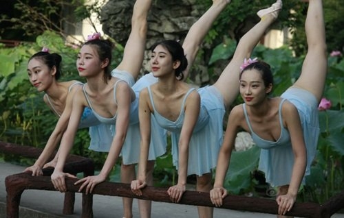 Loạt chân dài nhảy múa ở hồ sen bị dân mạng chỉ trích - Ảnh 4.