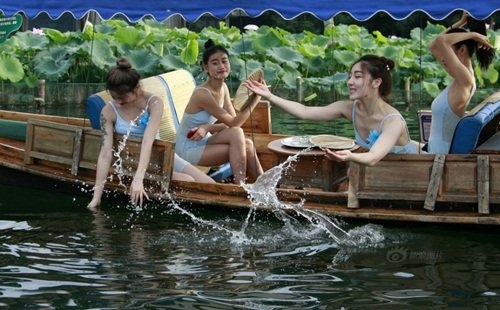 Loạt chân dài nhảy múa ở hồ sen bị dân mạng chỉ trích - Ảnh 5.