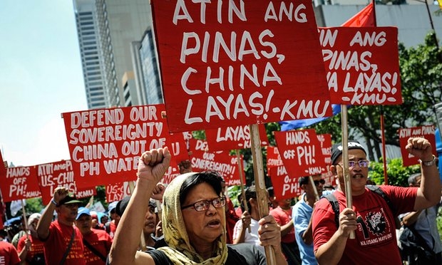 Người dân Philippines biểu tình phản đối các hành động bành trướng của Trung Quốc tại Biển Đông (Ảnh: Getty)
