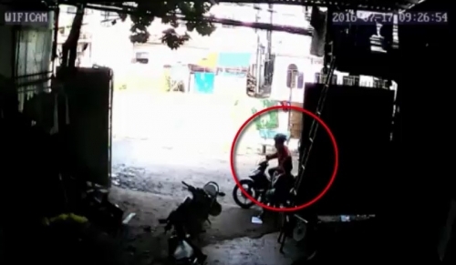 Video: Bị cướp điện thoại, cô gái một mình xông vào chống trả - Ảnh 1
