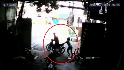 Video: Bị cướp điện thoại, cô gái một mình xông vào chống trả - Ảnh 2