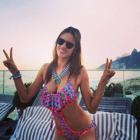 My nhan Hollywood lang xe xu huong bikini mot manh hinh anh 9