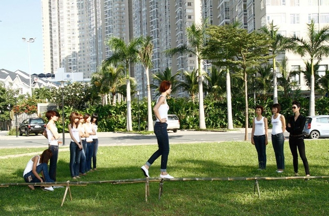 Tuyển tập những sàn catwalk kinh khủng nhất của Vietnams Next Top Model - Ảnh 3. Tuyển tập những sàn catwalk kinh khủng nhất của Vietnams Next Top Model - Ảnh 3.