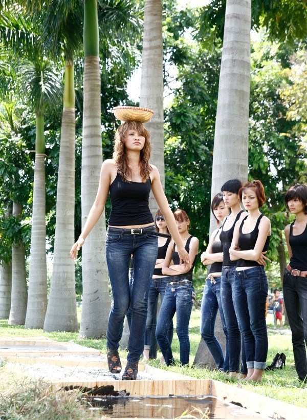 Tuyển tập những sàn catwalk kinh khủng nhất của Vietnams Next Top Model - Ảnh 5. Tuyển tập những sàn catwalk kinh khủng nhất của Vietnams Next Top Model - Ảnh 5.