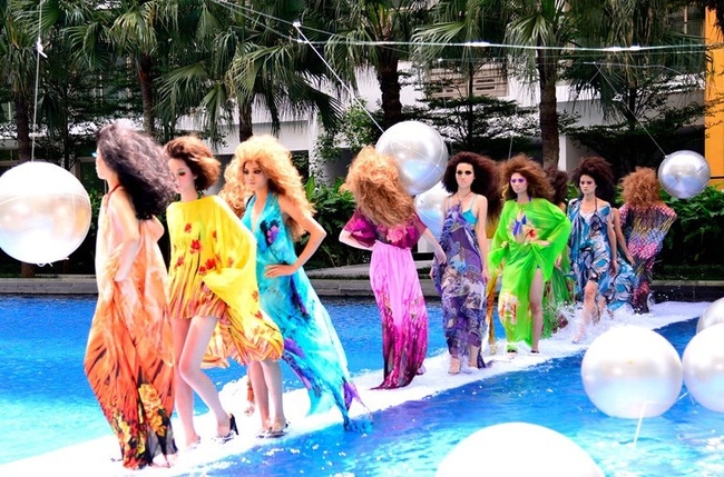 Tuyển tập những sàn catwalk kinh khủng nhất của Vietnams Next Top Model - Ảnh 8. Tuyển tập những sàn catwalk kinh khủng nhất của Vietnams Next Top Model - Ảnh 8.