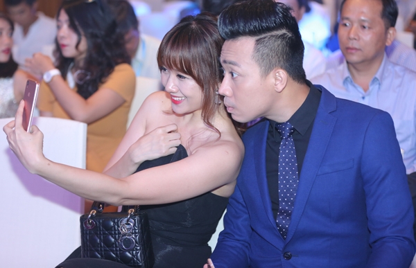 tran-thanh-hari-won-nam-chat-tay-nhau-trong-su-kien-6