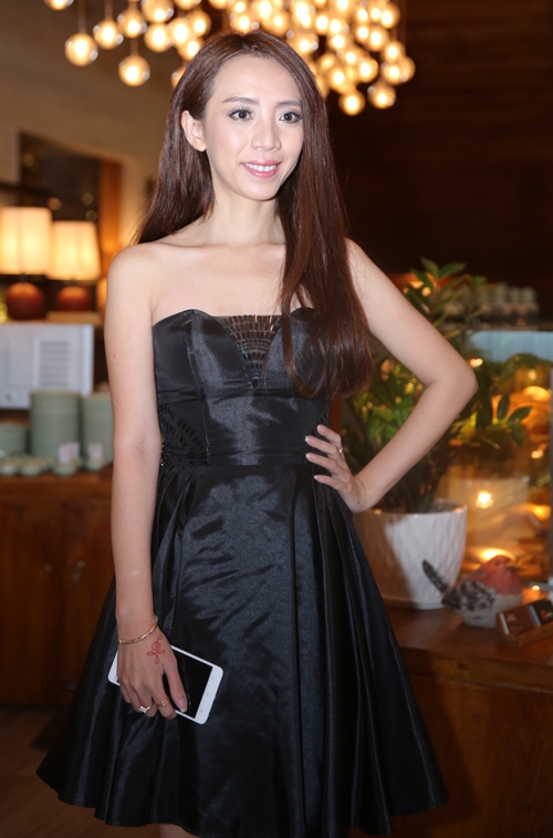 tran-thanh-hari-won-nam-chat-tay-nhau-trong-su-kien-8