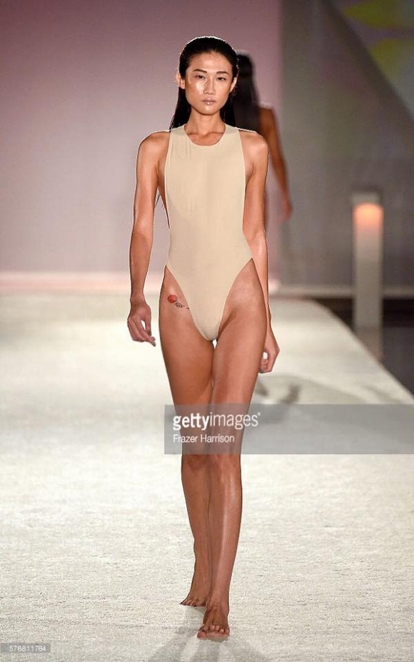 Ngượng 'tái mào' với các màn diễn catwalk của mẫu Việt 15