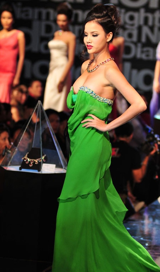 Ngượng 'tái mào' với các màn diễn catwalk của mẫu Việt 4