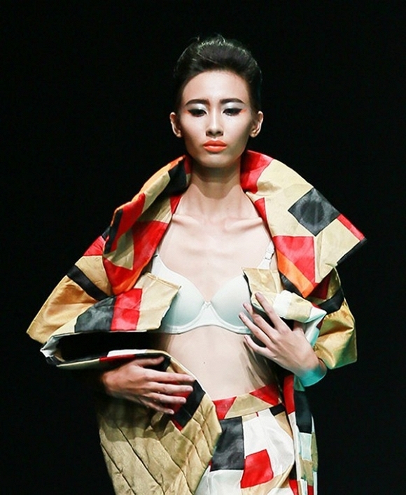 Ngượng 'tái mào' với các màn diễn catwalk của mẫu Việt 16