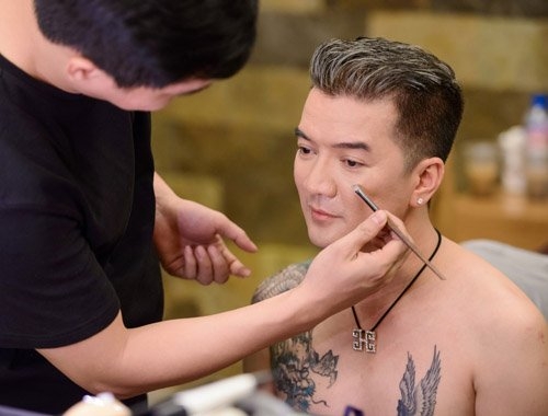mr. dam ban nude khoe hinh xam dong canh vua dong tinh hinh anh 2
