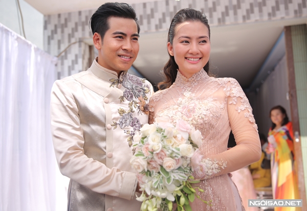 ngoc-lan-nghen-ngao-roi-le-trong-dam-hoi-24