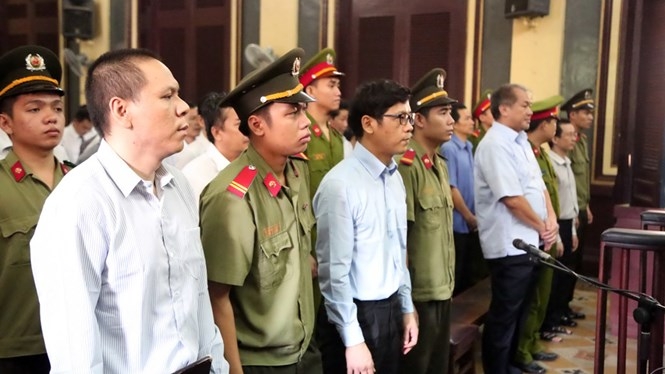 Bị cáo Mai Hữu Khương (trái), bị cáo Phan Thành Mai (giữa) và bị cáo Phạm Công Danh tại phiên tòa ngày 22.7 /// Ảnh: Đào Ngọc Thạch