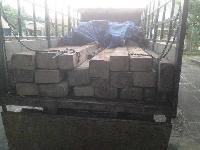 Kiểm lâm truy đuổi xe gỗ lậu hơn 2 km đường rừng hình ảnh 1 Kiem lam truy duoi xe go lau hon 2 km duong rung hinh anh 1