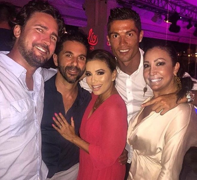 Ronaldo so do bung sau mui voi ban than hinh anh 2