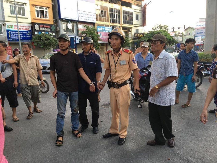 Hai cẩu tặc bị khống chế bằng còng số 8.