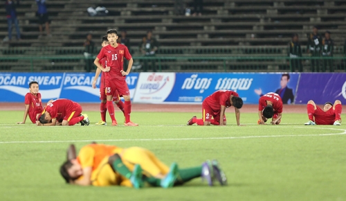 hlv-u16-viet-nam-cau-thu-mat-cup-vi-qua-hung-phan-1