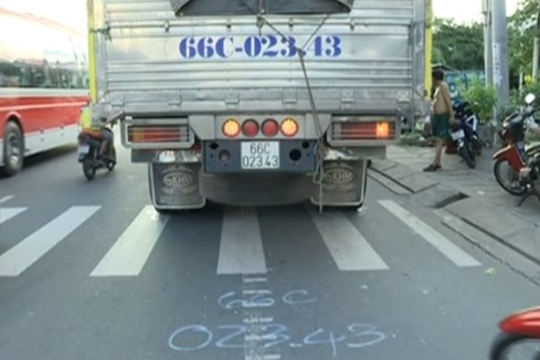 Thai phụ cùng con trai 18 tháng tuổi tử vong khi bị xe tải kéo lê - ảnh 1