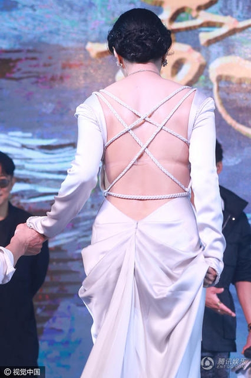 Thân hình kém thon của ngôi sao họ Phạm.