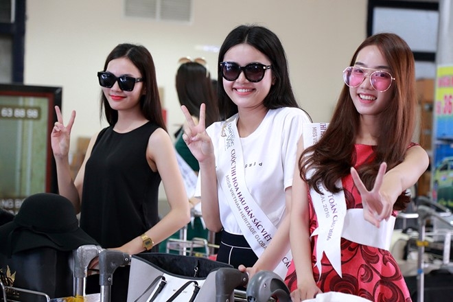 Thi sinh HH Ban sac Toan cau toa sac o san bay Quy Nhon hinh anh 3