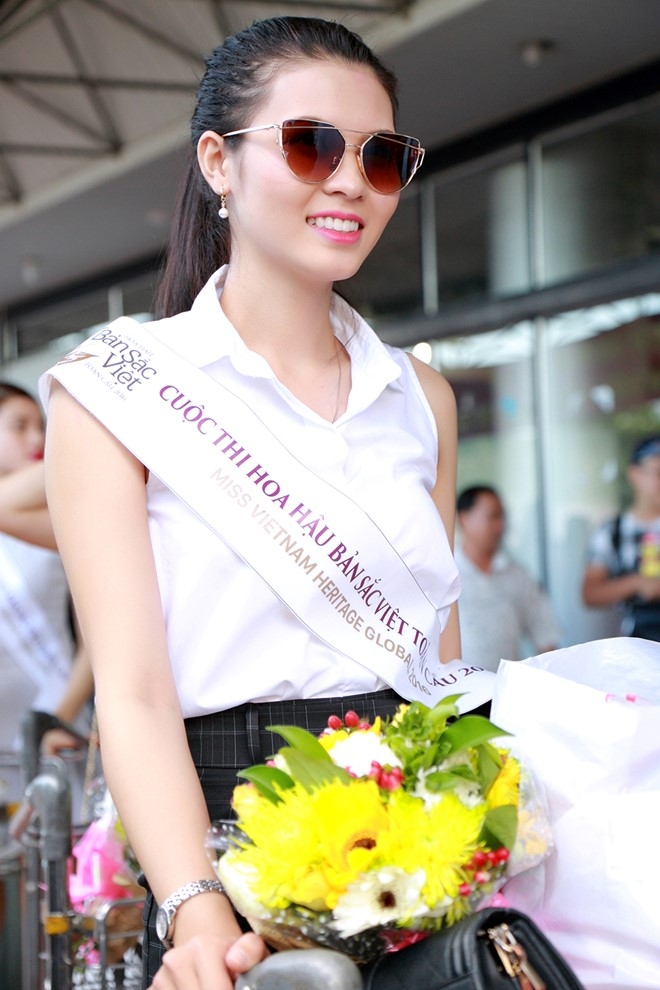 Thi sinh HH Ban sac Toan cau toa sac o san bay Quy Nhon hinh anh 7