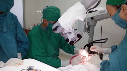  Các bác sĩ BV Tai Mũi Họng TP HCM thực hiện phẫu thuật 