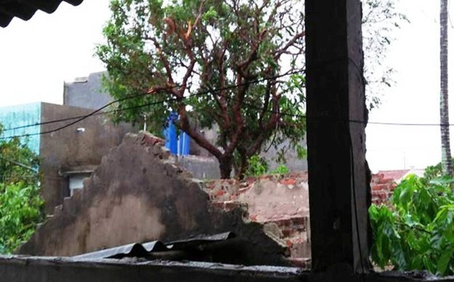  Một nhà dân ở huyện Giao Thủy, Nam Định bị tốc mái 