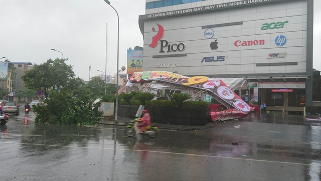  Biển quảng cáo lớn đổ gập trước cửa một siêu thị điện máy trên đường Tây Sơn. 