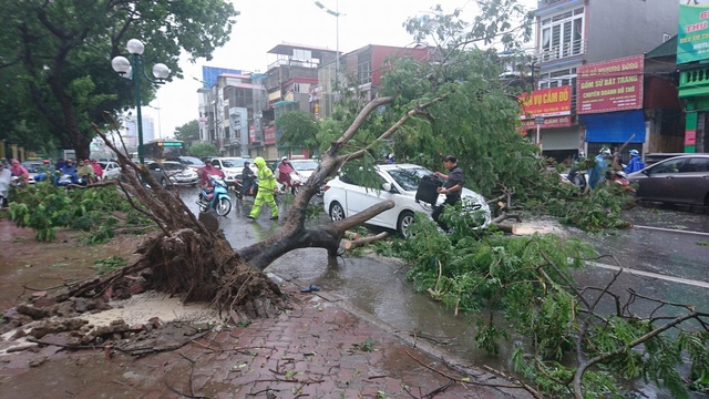  Ngổn ngang trên đường Lê Duẩn. 