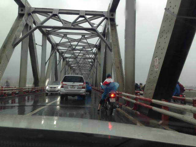 Người đi xe 2 bánh di chuyển rất khó khăn và nguy hiểm trên cầu Chương Dương vì gió quá mạnh. (Ảnh: P. Thảo) 