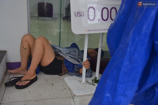Hà Nội: Bất chấp nguy hiểm, gió to, người dân lao vào cứu 2 phụ nữ bị cây đè do bão - Ảnh 4.