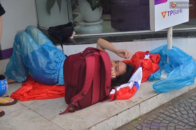 Hà Nội: Bất chấp nguy hiểm, gió to, người dân lao vào cứu 2 phụ nữ bị cây đè do bão - Ảnh 5.