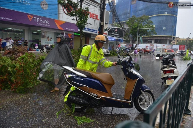 Hà Nội: Bất chấp nguy hiểm, gió to, người dân lao vào cứu 2 phụ nữ bị cây đè do bão - Ảnh 6.