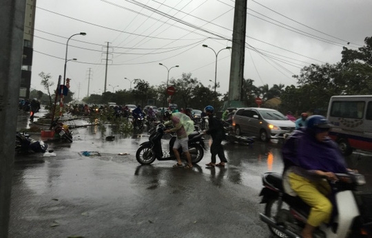  Nhiều người đi xe máy bị gió quật ngã trên đường Phạm Hùng 