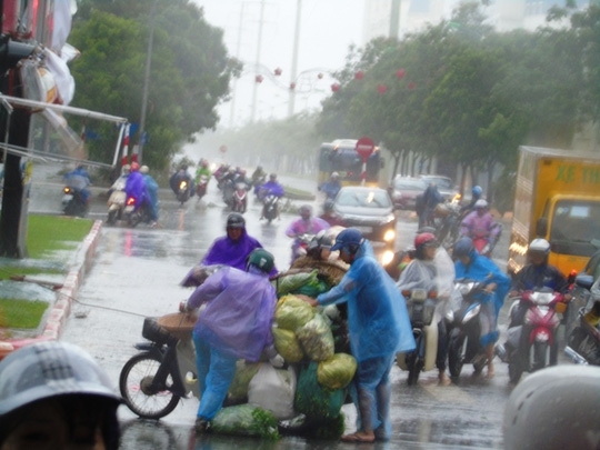  Một người bán hàng chở nặng không thể đi tiếp 