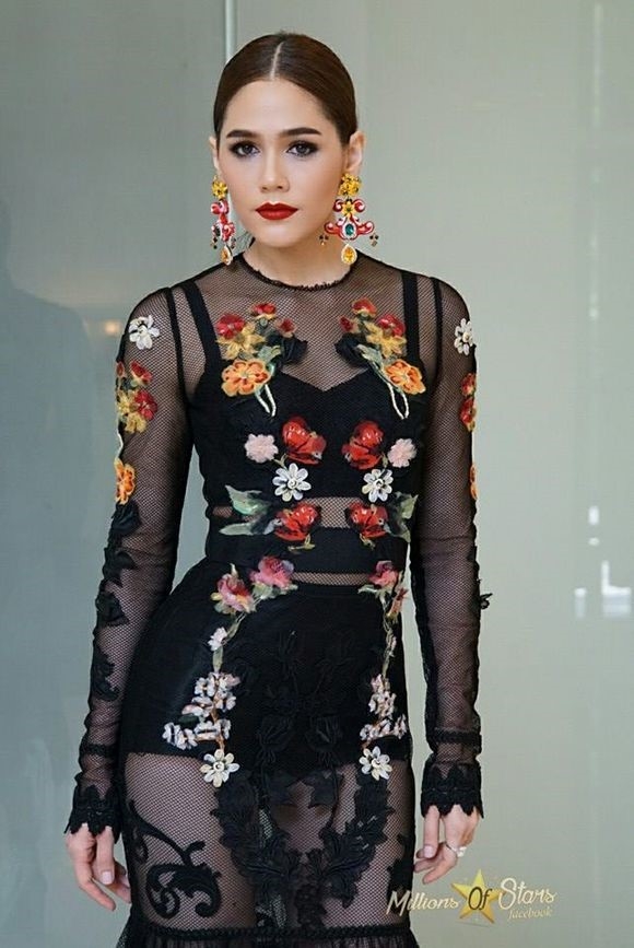 Thoi trang goi cam hut mat cua nu hoang showbiz Thai Lan hinh anh 3