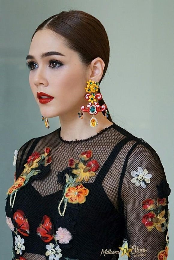 Thoi trang goi cam hut mat cua nu hoang showbiz Thai Lan hinh anh 4
