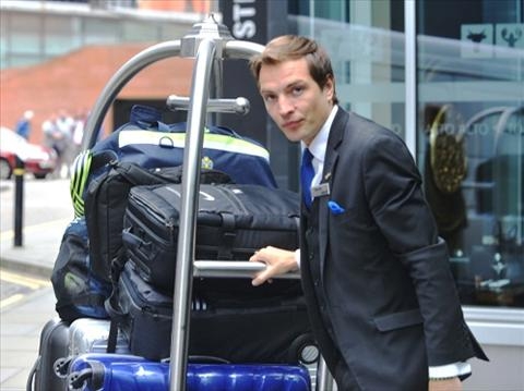 Vo Ibrahimovic tuc tuoi don do ra khoi khach san cua MU hinh anh 2