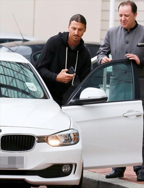 Vo Ibrahimovic tuc tuoi don do ra khoi khach san cua MU hinh anh 2