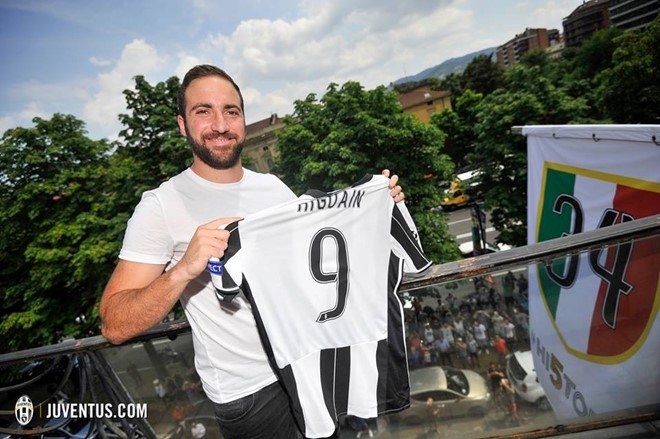 Chu tich Napoli ep Higuain toi Juventus hinh anh 1