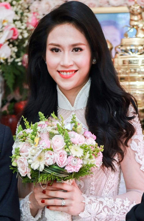 hoa-hau-thu-vu-duoc-chong-tang-nhan-tien-ty-trong-dam-hoi-3