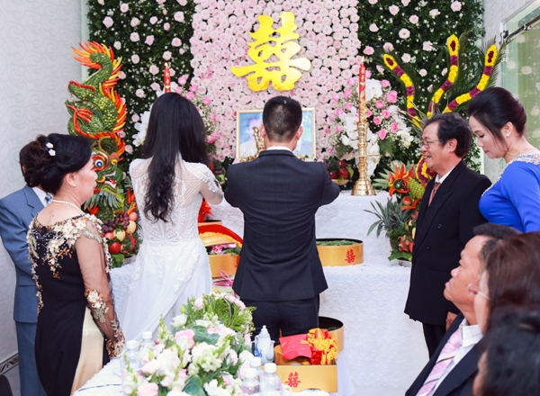 hoa-hau-thu-vu-duoc-chong-tang-nhan-tien-ty-trong-dam-hoi-5